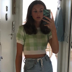 topp - kortare t-shirt, storlek S-M, ganska stretchig🧚🏼‍♀️