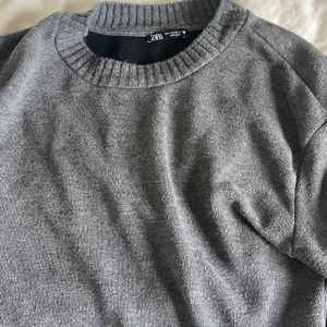 Grå stickad tröja - Säljer min super sköna stickade tröja från zara. Passar perfekt till hösten 🍂