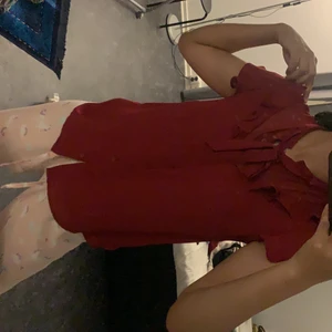 Röd t-shirt/skjorta - Fick den av en kompis, och inte använt den så många gånger. Me. Storleken är 32.