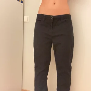 lågmidjade jeans  - snygga lågmidjade denim jeans köpta ifrån second hand! jättebekväma och så snygga!  skriv privat för flera bilder:)