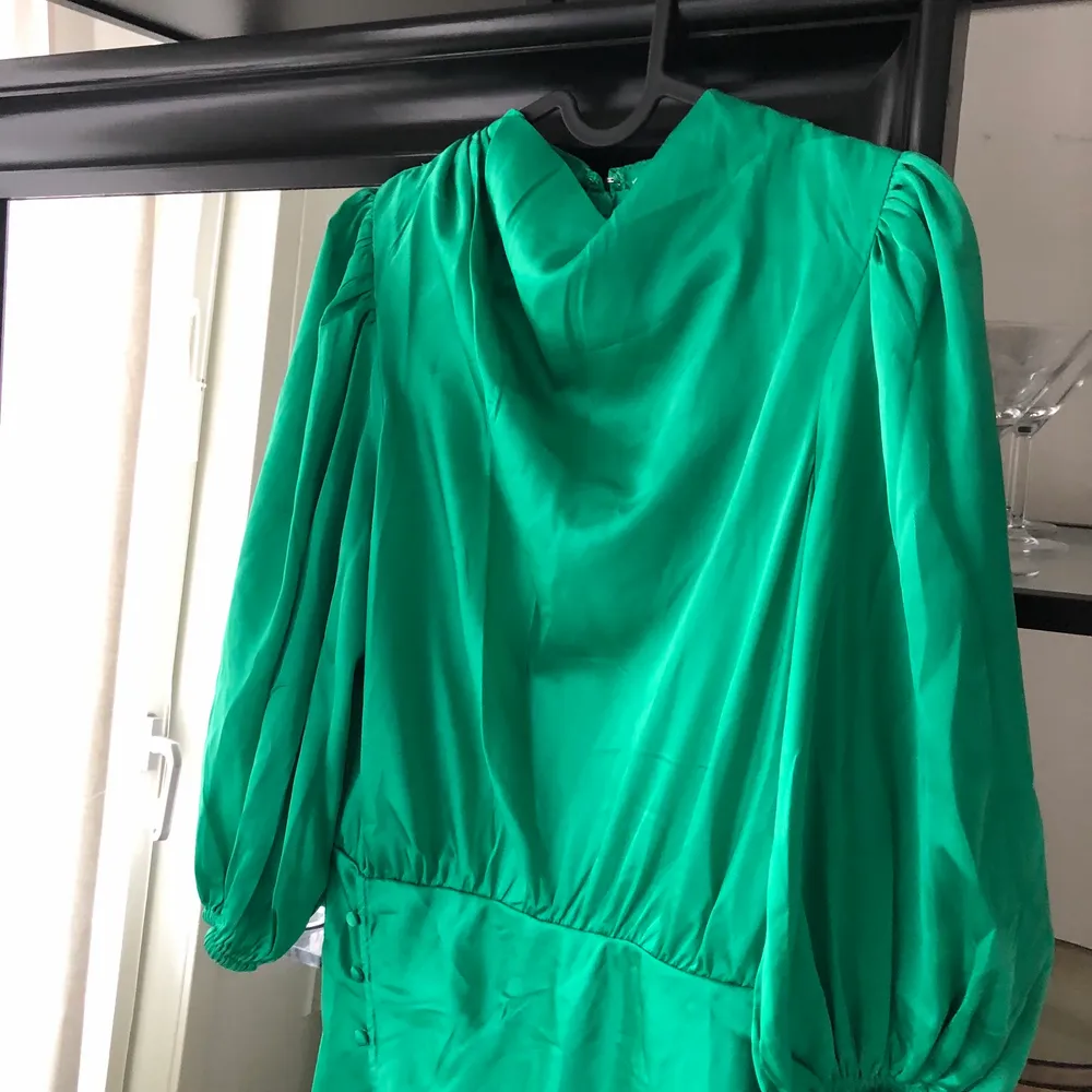 Superfin grön långklänning från Asos, stl 36. Aldrig använd då den är för liten. Köptes för 499kr.. Klänningar.