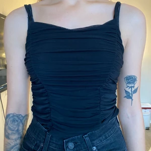 Body med genomskinlig rygg - Storlek S från bikbok, aldrig använd. 100kr inkl frakt🤩