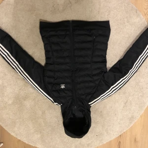 adidas Originals Jacka Slim Jacket - Använd cirka 5 gånger så är som ny Strl M.    Gav cirka 900kr för jackan ny 