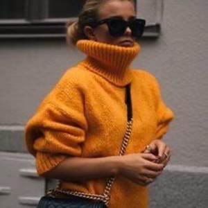 Säljer nu en jätte fin orange stickad tröja i storlek M! Så fin nu till hösten. Kontakta mig vid intresse!🥰