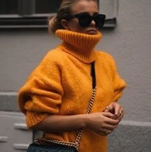 Orange stickad  - Säljer nu en jätte fin orange stickad tröja i storlek M! Så fin nu till hösten. Kontakta mig vid intresse!🥰