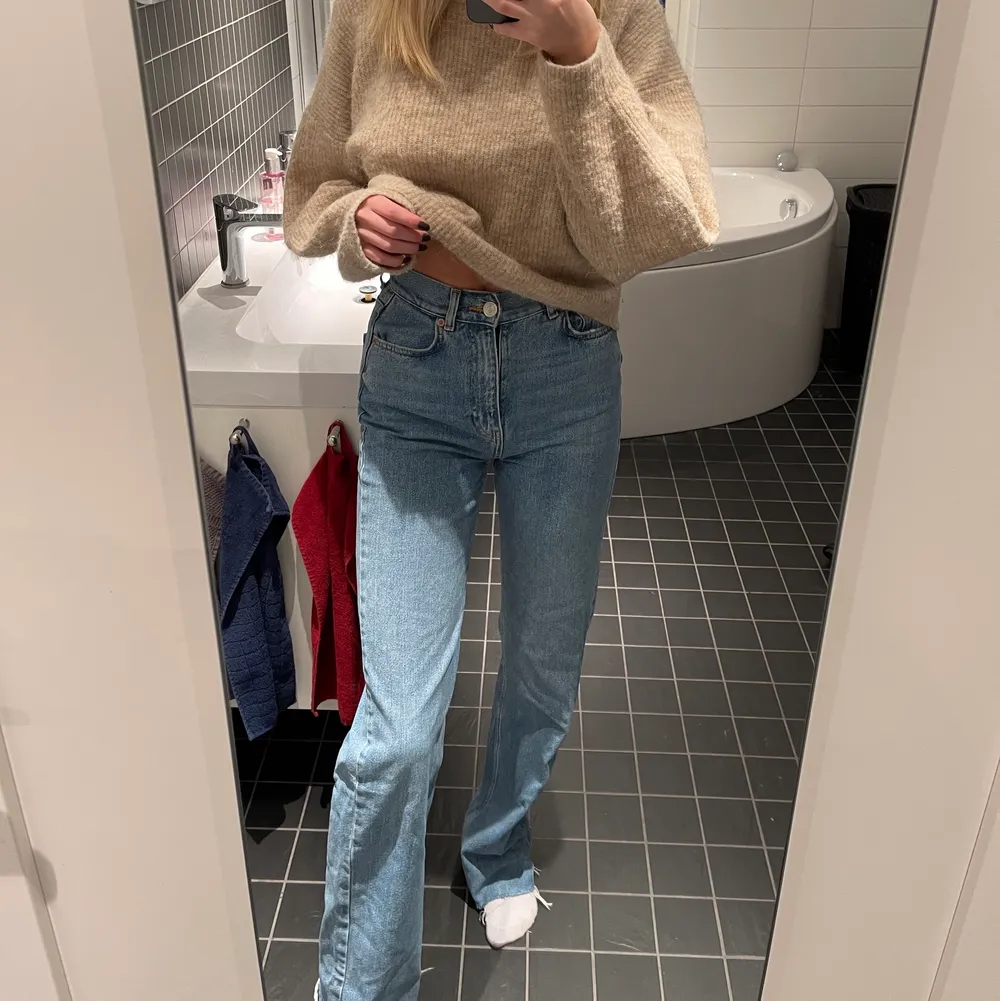 Jag säljer mina jättefina blåa högmidjade jeans från PULL&BEAR i storlek 32, jag är 1,69 lång.. Jeans & Byxor.