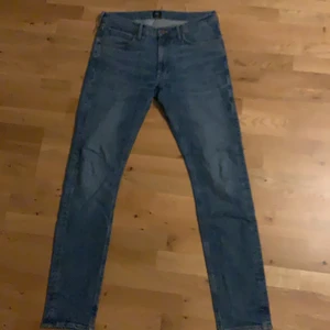 Lee jeans  - Blåa lee jeans, bra skick. Storlek 33x34