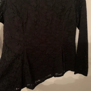 Spets blus - Svårt att få med på bild. Spets blus med undertröja, utom armar. St: XL. Använd i gott skick 