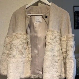 Beige jacka mango  - En beige jacka från mango, sann i storlek! XS 