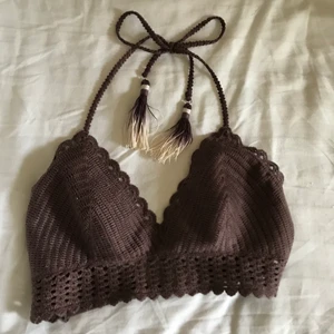 Brun topp - Fin brun topp med knytningar i bak med tofsar på, 70kr + frakt eller högstbjudande 💕 kontakta privat om du vill ha fler bilder på den