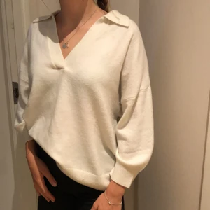 Vit tröja - En jätte fin vit tröja i skönt material från HM, i storlek S. Säljer pågrund av storleken, har bara använt tröjan endast 1 gång! Därför i fint skick🌼