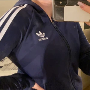 Adidas kofta med zip - Snygg adidas kofta i marinblå🙏🏼 säljes då den ej kommit till användning. (Vart aldrig såld tidigare då köparen ångrade sig) Fler bilder kan självklart fixas!🤗