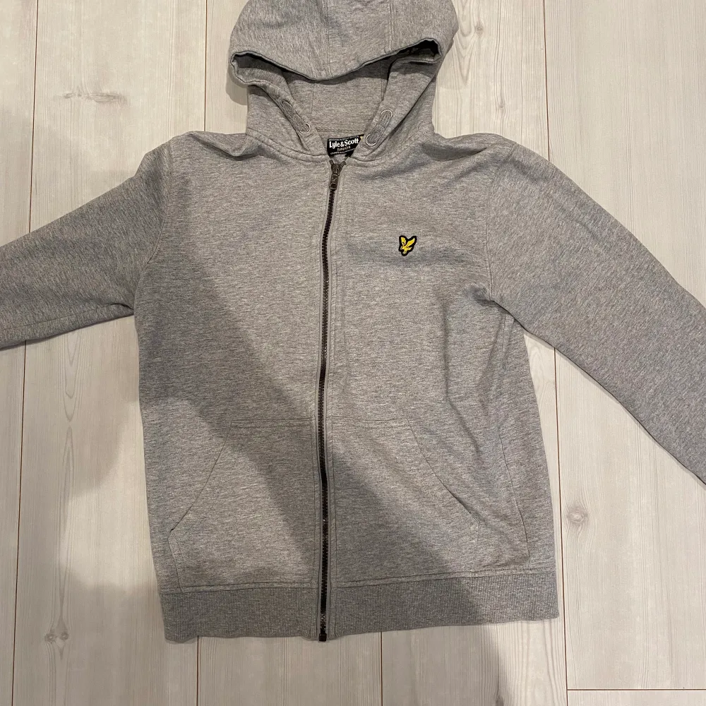 Hoodien är i mycket gott skick i storlek 14/15 years. Produkten går att köpa tillsammans med andra plagg för billigare pris.. Hoodies.