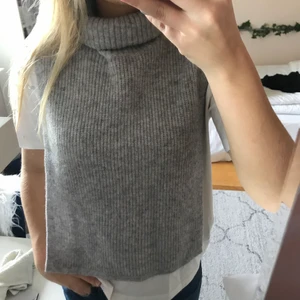 Grå stickad väst - Grå stickad väst av materialet ”lambswool blend” vilket är ”lammullsblandning” så den är i bra kvalite. Öppen i sidorna och jätteskön till hösten med polokrage🍁 80kr+ frakt :)