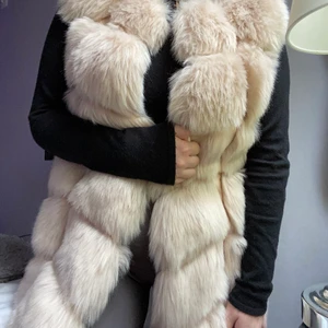 Ljusrosa faux fur väst - Ljusrosa väst i fuskpäls från Veraldo. Köptes förra året och endast använd två gånger. Nypris 1200kr.