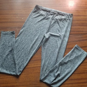 Tights grå - Mönstrade tights m. 15 kr.Samfraktar vid köp av flera varor för 66 kr ❣📦