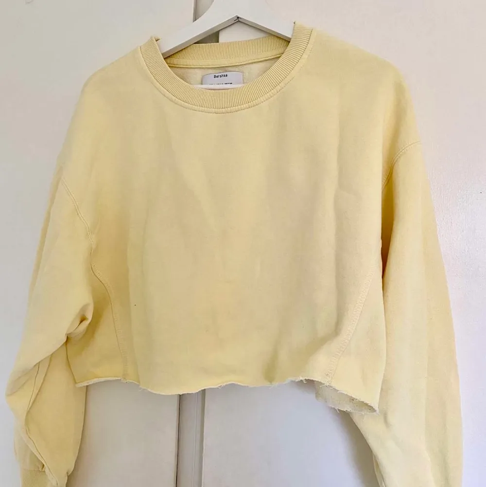 Färgen gör sig inte riktigt rättvis på bild men en så härlig gul croppad sweatshirt! Använd en del men i gott skick! ✨ Säljer för endast 80kr + frakt. Hoodies.