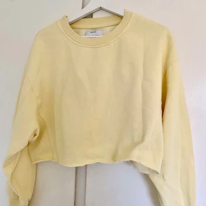 GUL SWEATSHIRT - Färgen gör sig inte riktigt rättvis på bild men en så härlig gul croppad sweatshirt! Använd en del men i gott skick! ✨ Säljer för endast 80kr + frakt