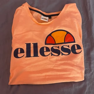 Ellesse tshirt - En fin ellesse tshirt, använd fåtal gånger. Minns inte vart jag köpt den