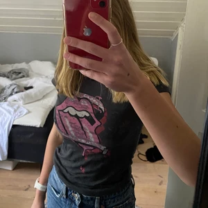 T-shirt  - Vintage t-thirt från H&M med Rolling Stones loggan på! Stl: 34, den har lite ”flammigt” material (se bild) men syns inte jättetydligt när man har den på sig. Kontakta mig vid intresse eller funderingar!!💘