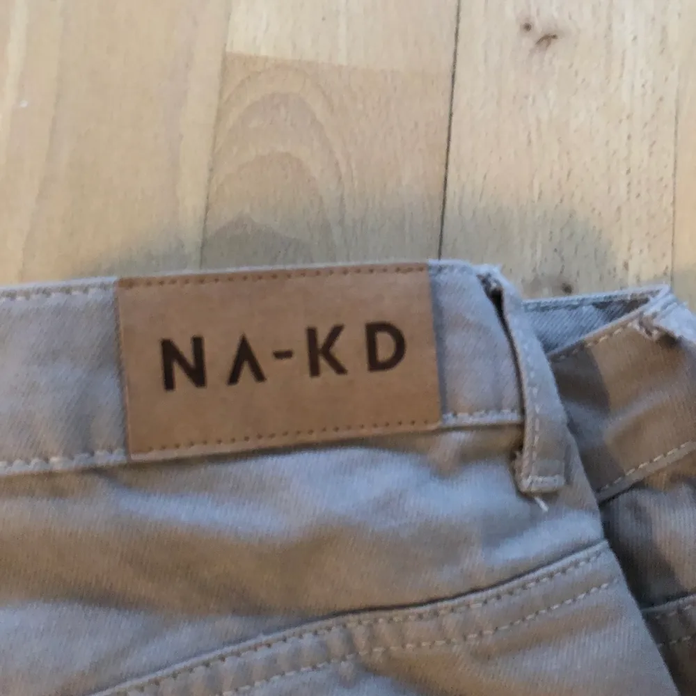 Beigea jeans från Na-Kd som jag knappt använt och är i nyckick. Helt raka hela vägen. Nypris 500kr. Köparen står för frakt, kan mötas upp i Umeå.. Jeans & Byxor.