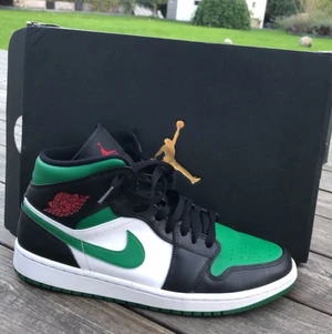 Jordan 1 Mid Pine Green - Säljer mina Jordan 1 Pine Green stl 44,5 eftersom det var för små! Använda endast tre gånger, ingen creasing och inga defekter alls. Helt nyskick! 💚💚💚