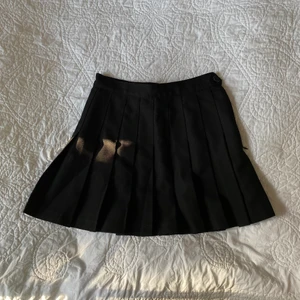 American Apparel Svart kjol - Svart minikjol från American Apparel i strlk xs! Jättefint skick! Kommer dock tyvärr ej kunna skicka bilder med den på då den är för liten för mig, men finns tusentals på ca varenda tumblr som existerade 2013/14 🌑🌘🌗🌖🌕🌔🌓🌒🌑🥀❤️