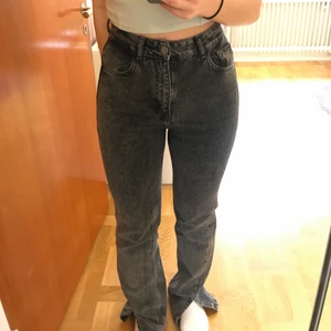 Gråa långa jeans  - Skitsnygga stentvättade jeans i nyskick!! Önskar att dessa passade mig men de är tyvärr för tajta i låren. Jag är 168 cm.