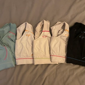 Sport BH - Sport BH-ar från märket Pierre Robert, väldigt sparsamt använda. Skönt och töjbart material. Den 1a bilder har BH-ar med storlek L (passform M/L), 40kr/st. Den 2a bilden har storlek M (passform S/M). Skriv gärna för fler bilder, köparen står för frakten. ⭐️ 