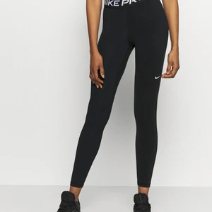 Nike träningstajts  - Säljer ett par träningsbyxor från Nike. Nypris 399kr. Som nya!