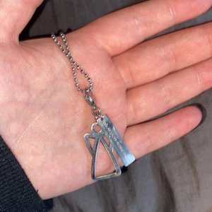 Halsband  - Halsbandet är gjort utav silver och därför kommer färgen inte att försvinna. Använd en dag.