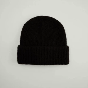 Nakd mössa - Den här mössan har en ribbad, stickad design, ett mycket varmt material. Längd 21,5cm Bredd 22cm. Helt oanvänd, mössan ligger kvar i orginalföpackningen och inte öppnad. 100kr+66kr frakt. Originalpris 250kr 