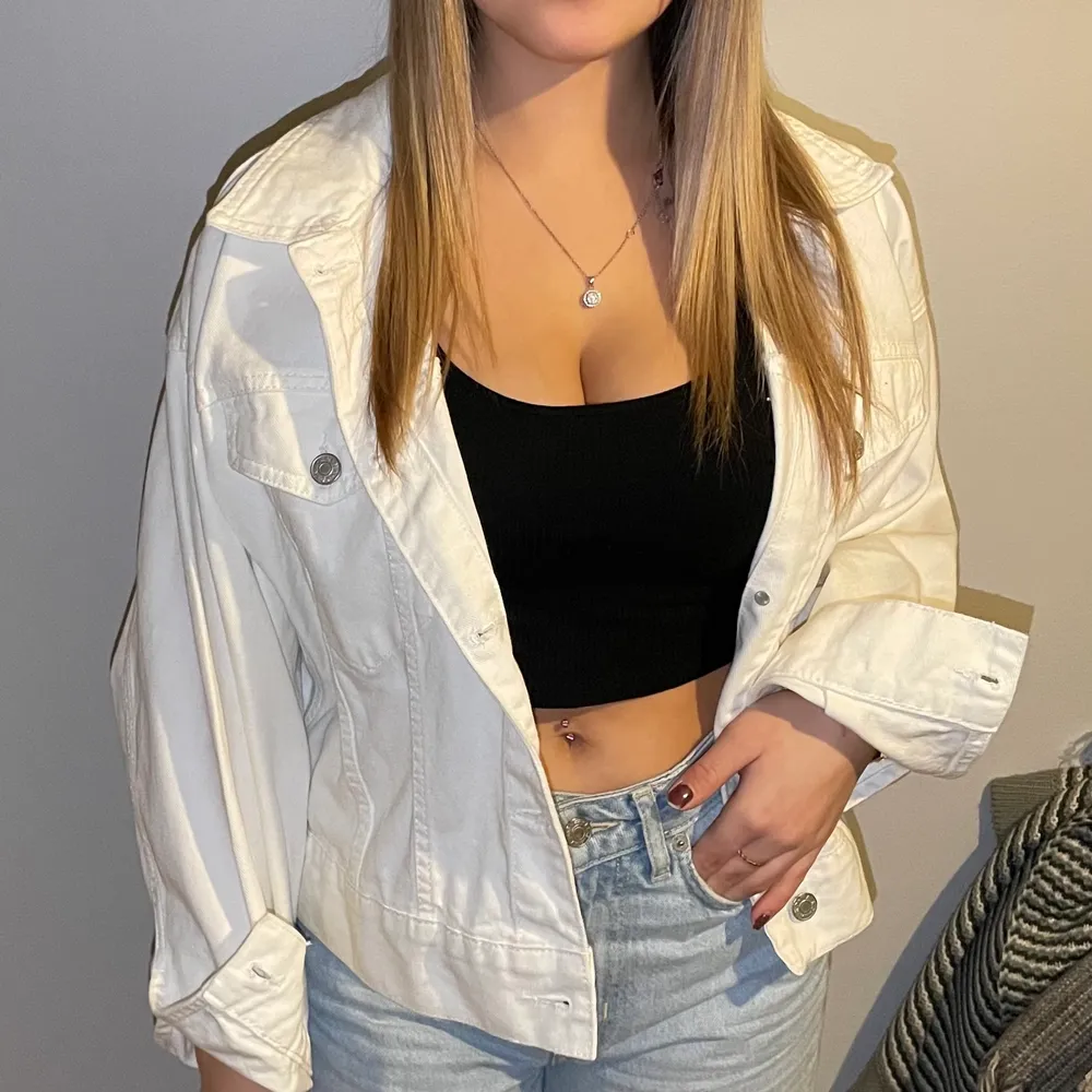 Vit jeans jacka från zara i storlek S. Den är knappt använt och är i fint skick!. Takit.