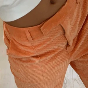 Byxor Acne - Super fina byxor från acne köpta på NK! Säljer pga att dom tyvärr inte passade, köpta för över 1000kr (lånade bilder, kan skicka fler vid förfrågan)