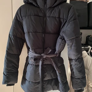 Jacka h&m knappt använd  - Storlek S, svart med skärp i midjan. Mycket bra skick. 