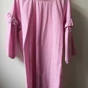 Norr kjole - Den er i en Xl, brugt enkelte gange. Er selv størrelse xs så fitter mellem xs-xl alt efter hvordan man vil have den sidder. 