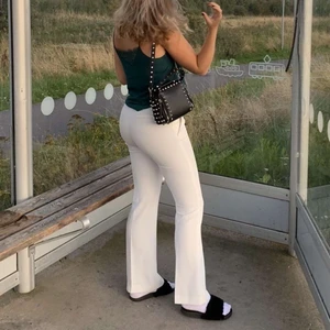 Vita kostymbyxor  - Säljer mina vita kostymbyxor från zara som sitter väldigt fint 