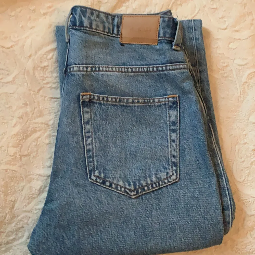 Snygga jeans från weekday. Aldrig använd endast testade. Men har blivit för små för mig. Frakt tillkommer. Jeans & Byxor.