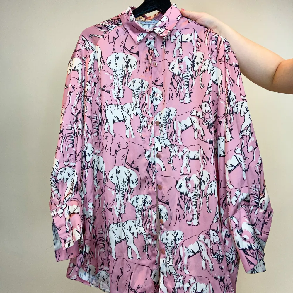 Rosa skjorta med elefanter på i storlek M. Mjuk och nästan silkeslen i materialet. Lång och pösig i modellen. . Skjortor.