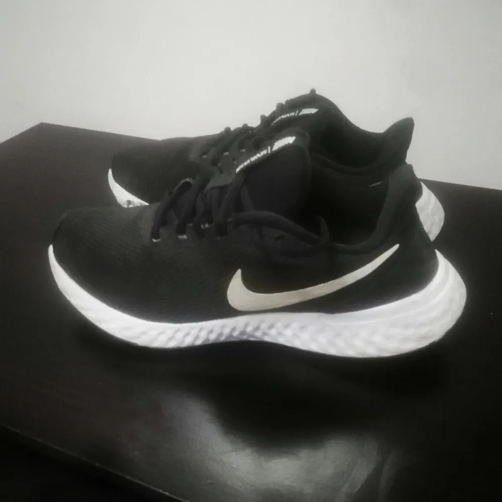 Nike Revolution skor i fint skicka. Använda ett par gånger men fortfarande i mycket fint skick. . Skor.