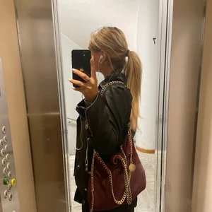 Stella McCartney väska - Funderar på att sälja min älskade stella väska i mellan storleken i färgen vinröd med guld kedjor. KAN TÄNKA MIG GÅ NER I PRIS VID SNABB AFFÄR