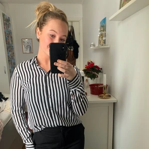 Randig skjorta från GinaTricot - Stilren skjorta från GinaTricot. Storlek: 36. Pris: 40 kr +frakt 🖤🤍