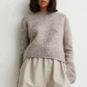 Stickad från hm  - Knappt använd, jättefint skick. Storlek XS från hm. Liknar den första tröjan 