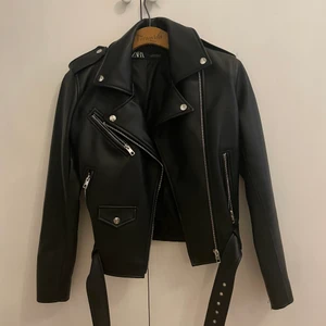 Zara skinnjacka - En svart skinnjacka från Zara i storlek M (sitter mer som en S), i perfekt skick endast använd en gång. 