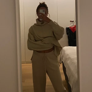 Byxor - Sköna lösa byxor i kashmir från massimodutti🤍 go kvalite och sparsamt använda, orginal pris är 1000