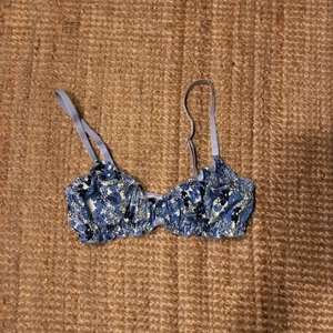 Weekday bh - Säljer denna söta blommiga bh från weekday. Storlek XS men funkar även på S då banden är reglerbara. Oanvänd och ny skick!❤️ möts på södermalm