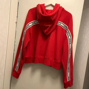 Levi’s hoodie oversized - Oversized hoodie med dragkedja från Levi’s. Endast provad. Storlek M. Köparen står för frakt✨