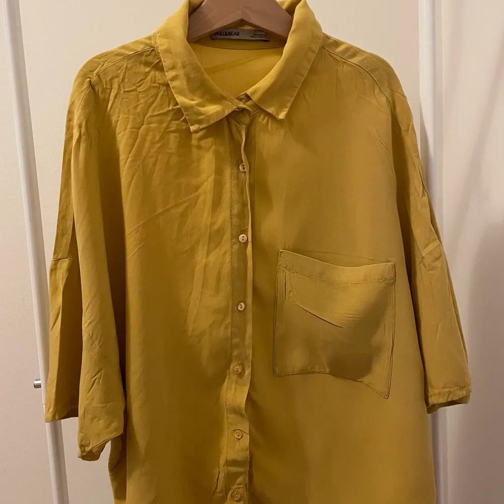 En söt, gul, kort skjorta! I storlek S. Säljer för att den inte kommit till användning💛. Skjortor.