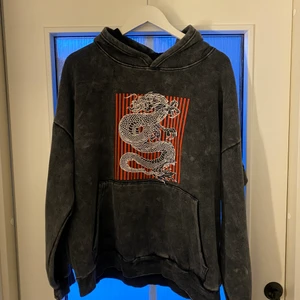 Stentvättad Hoodie  - Stentvättad hoodie från adika med coolt tryck 