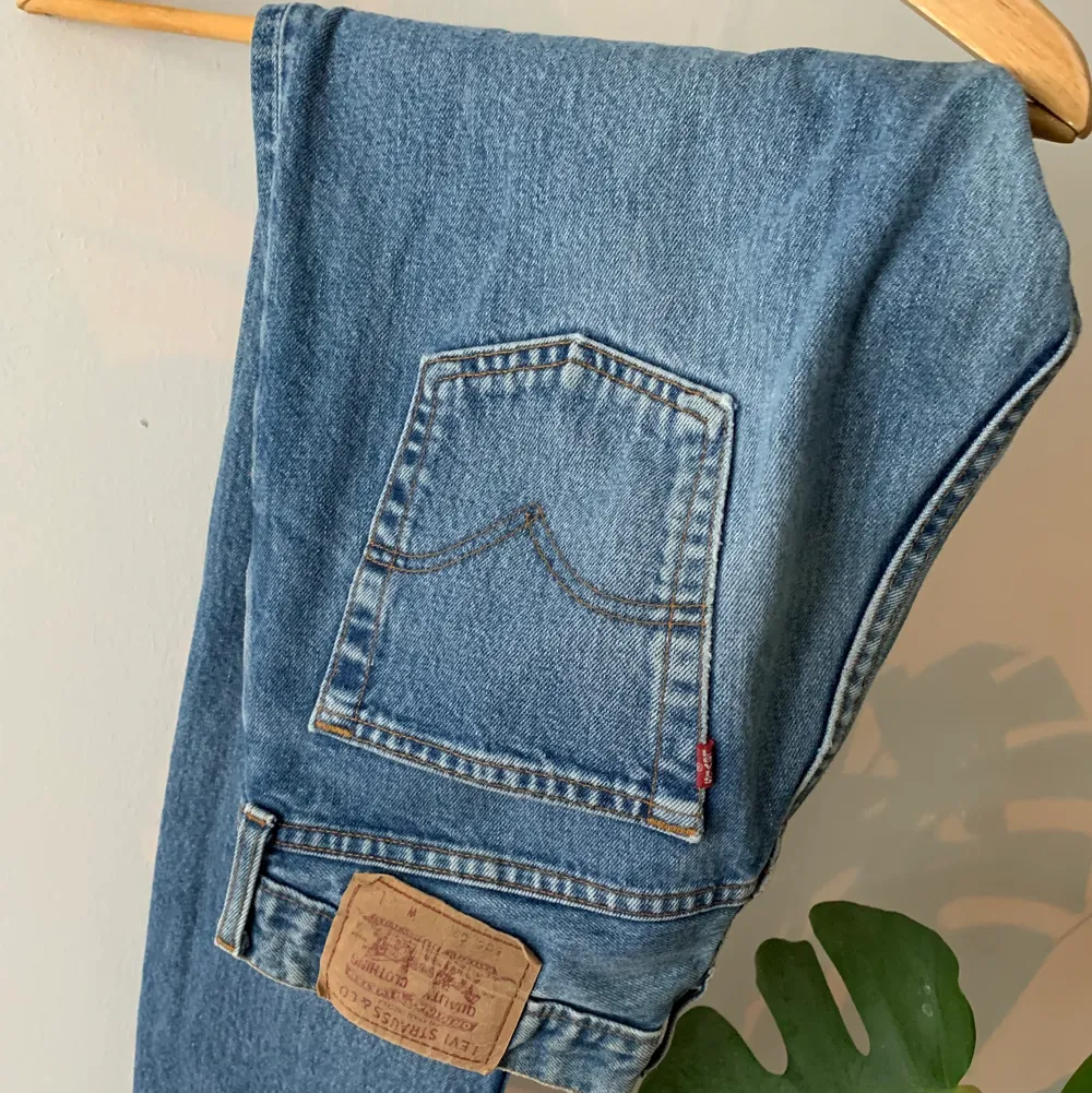 Levis i modell 505 Straight Fit. Köpta på second hand men bara använda ett fåtal gånger. Etikett bak ganska urtvättad men annars är byxorna helt hela och i fint skick!                                                    W.32 L.32 . Jeans & Byxor.